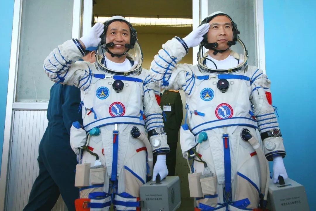 130公斤航天服穿脱只用3分钟,航天员们是怎么做到的?