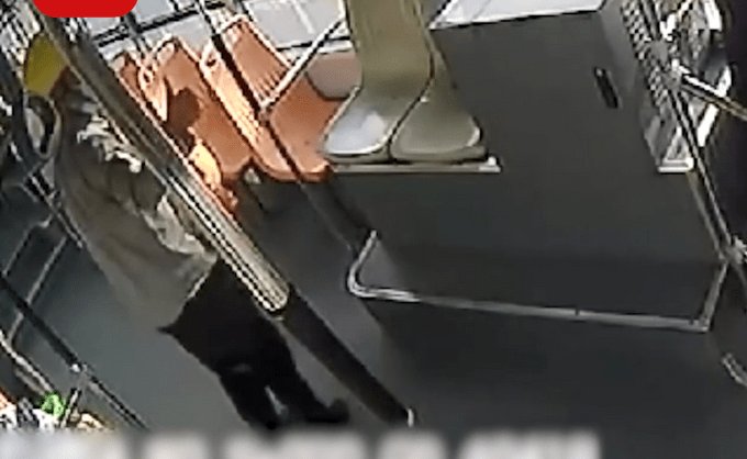 农民工怕弄脏座位坐地上车长一把扶起,这算是将心比心的感动吗?