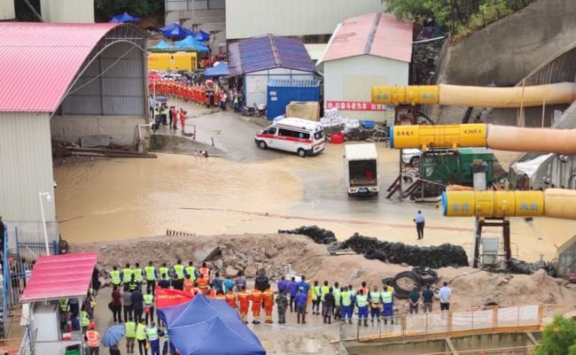 珠海透水隧道发现2名遇难者，救援人员低头送别，事故发生的原因是什么？