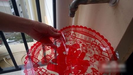 窗花怎么贴在玻璃上面?