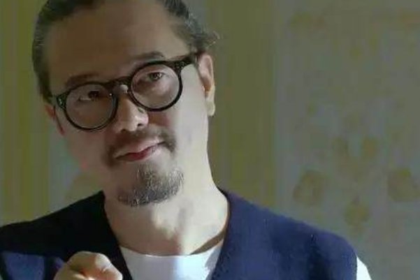 《余罪》中，傅国生是如何一步步信任余罪的呢？