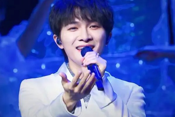 蔡徐坤新歌《hug me》首发，与周深热舞，两人在私下的关系如何？