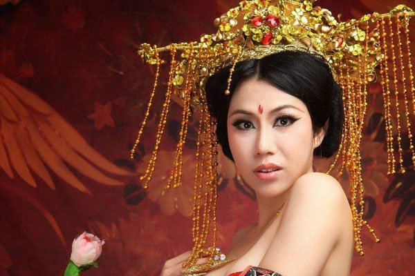 10万吸莫露露那人是谁 当众撩衣还笑嘻嘻太没下限