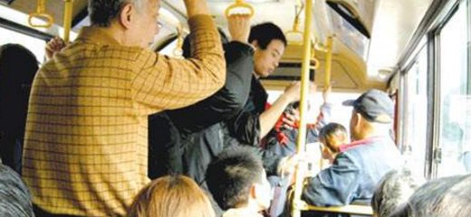 坐公交车遇见老年人,但是自己也很累,可以不让座吗?