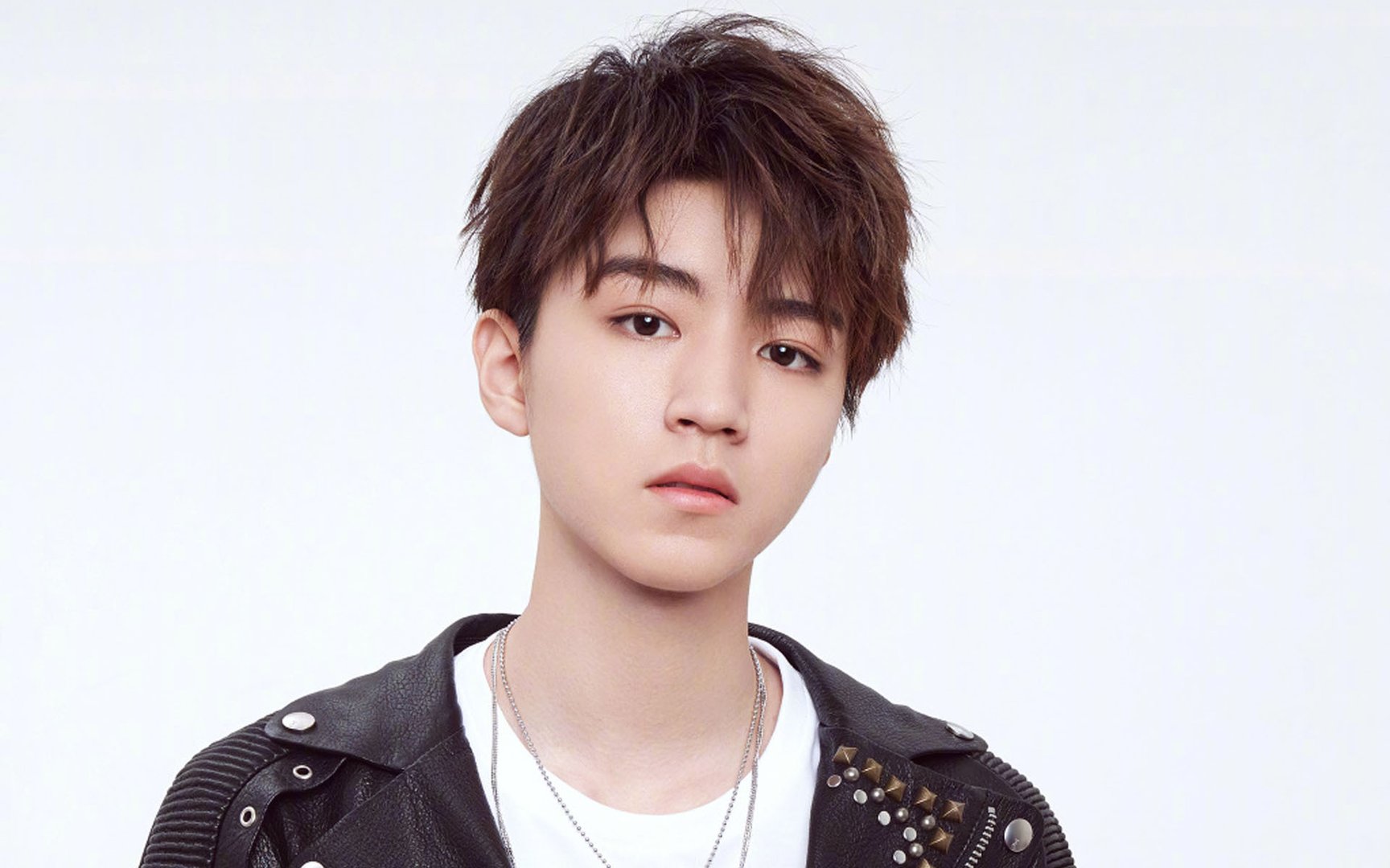 王俊凯和董子健在海边相处好浪漫，他们为什么会一起旅行？