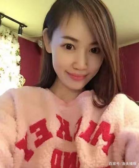 在节目中,王宝强给马蓉打电话,马蓉上气不接下气的说:我在忙呢!啥情况?