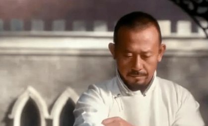 《让子弹飞》中一句台词「上海就是浦东 浦东就是上海」是什么意思?