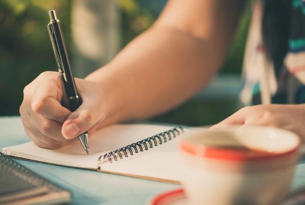 用下面的句子开头,试着说一段话车站的人可真多我喜欢夏天的夜晚