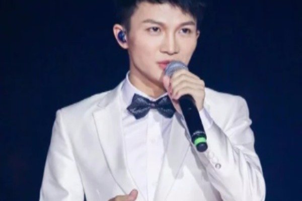 周深的嗓子里住了几个人,为何会有网友发出这样的疑问?