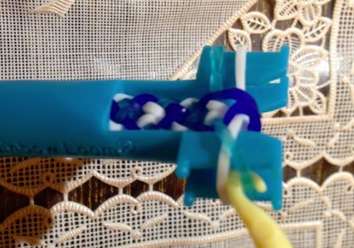 橡皮筋手链怎样打结才不会松