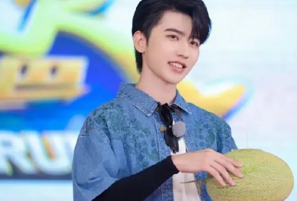 蔡徐坤新歌《hug me》首发，与周深热舞，两人在私下的关系如何？