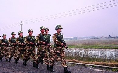 枪击案参与搜捕民兵发声：民兵大多是退伍军人，他们为何参与到了此事中？