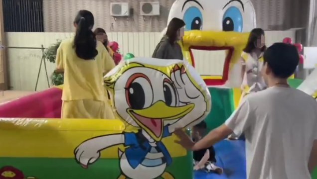 买充气城堡给外甥玩耍,如何看待这位舅舅的行为呢?