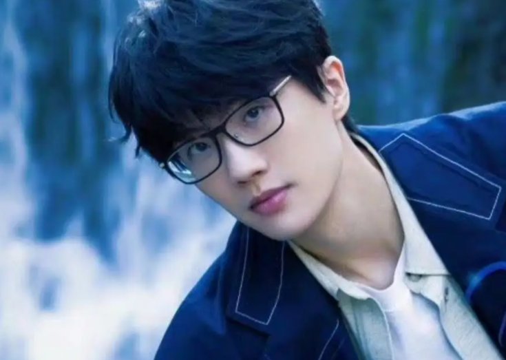 曝许嵩与美女牵手逛街一起回家，在此次恋情传言之前，他有过哪些情史？