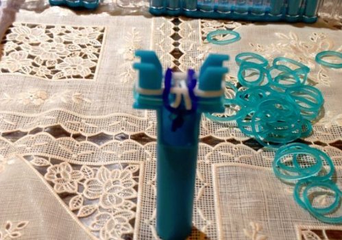 橡皮筋手链怎样打结才不会松