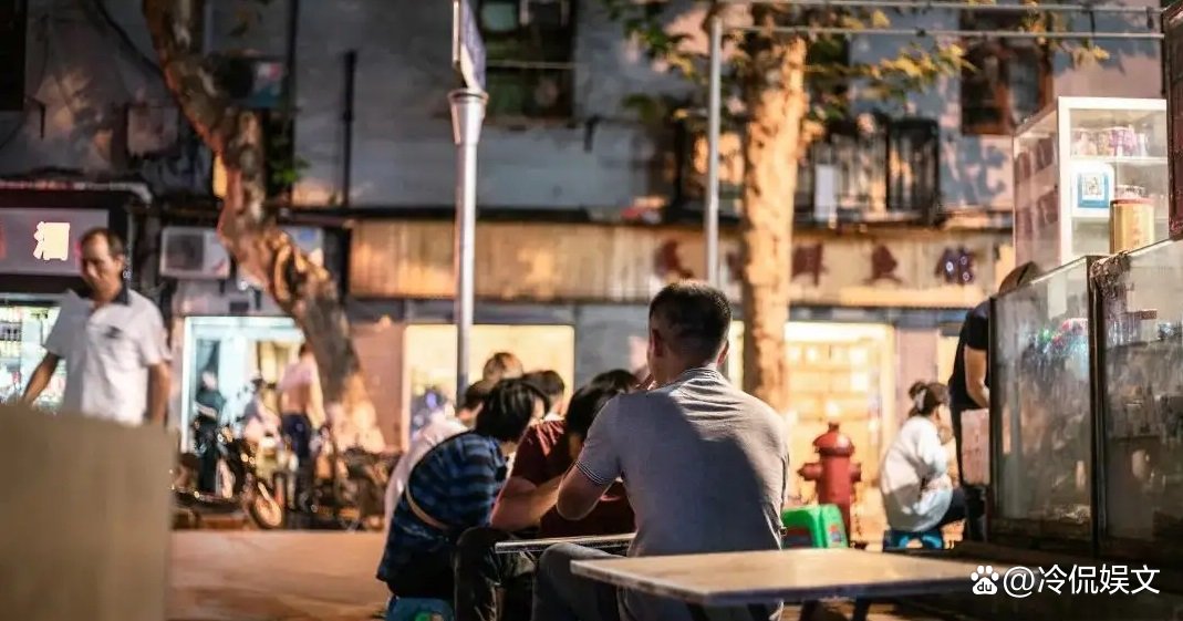 目击者称老板与打人者坐一桌吃饭，老板与与打人者究竟是什么关系？