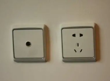 佛山一宝宝把镊子精准捅进电门，这行为会造成哪些严重后果？