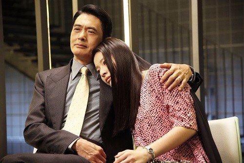 发哥当年为何非要拉着央视一哥跪向观众?央视一哥一脸尴尬却又为何无法拒绝?