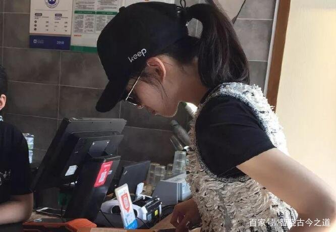 22岁女教师因奶茶小便失禁,血液全成乳白色,美味奶茶为何如此可怕?