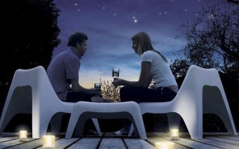 男生喝醉了对女生搂搂抱抱亲亲，他喜欢这个女生吗?