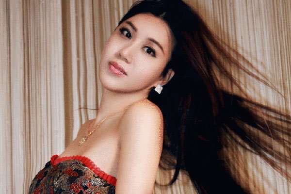 10万吸莫露露那人是谁 当众撩衣还笑嘻嘻太没下限