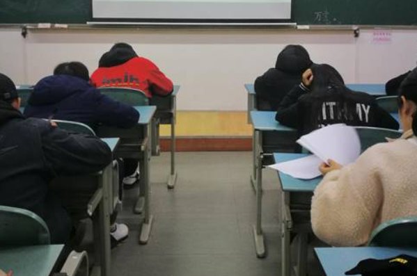 英语四级裸考容易过吗