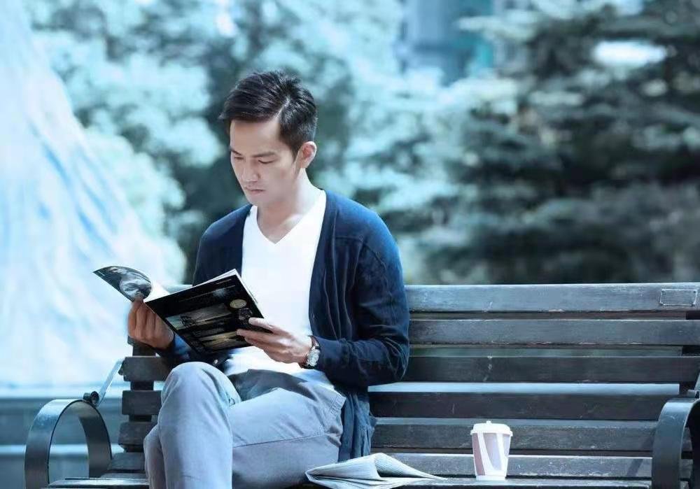 网友在长沙排队吃饭偶遇钟汉良，路人镜头下的他状态如何?