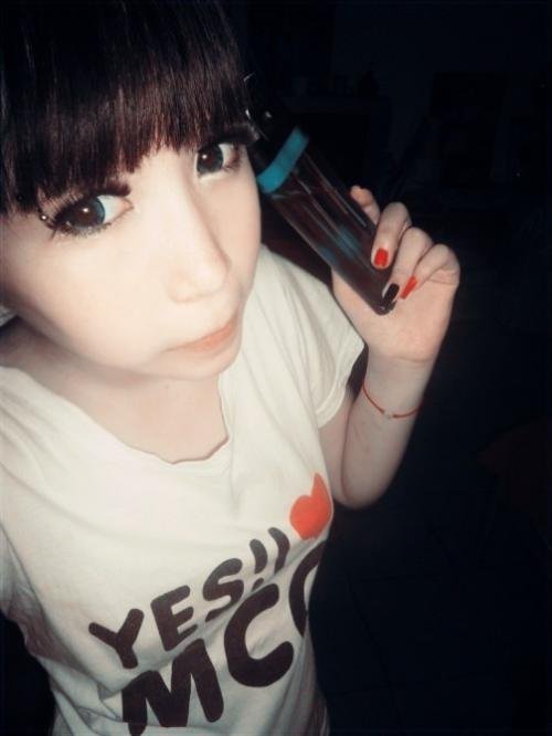 求几张美女的QQ真人秀素材图片.不要恩典。