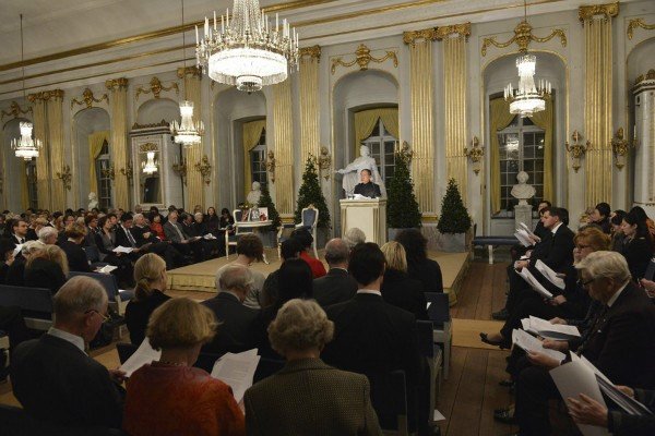 瑞典文学院是权威的文学机构,它是时候接受诺贝尔文学奖的颁发的?