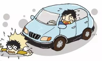 在泉州大桥,一小车撞上电动自行车致1人身亡,造成此事故的原因是什么?