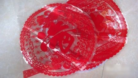 窗花怎么贴在玻璃上面?