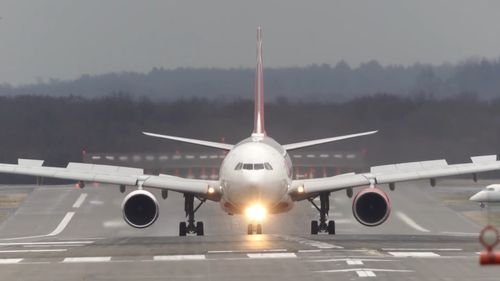 印度波音737降落时突发了故障,致17人重伤,事故原因可能是什么?