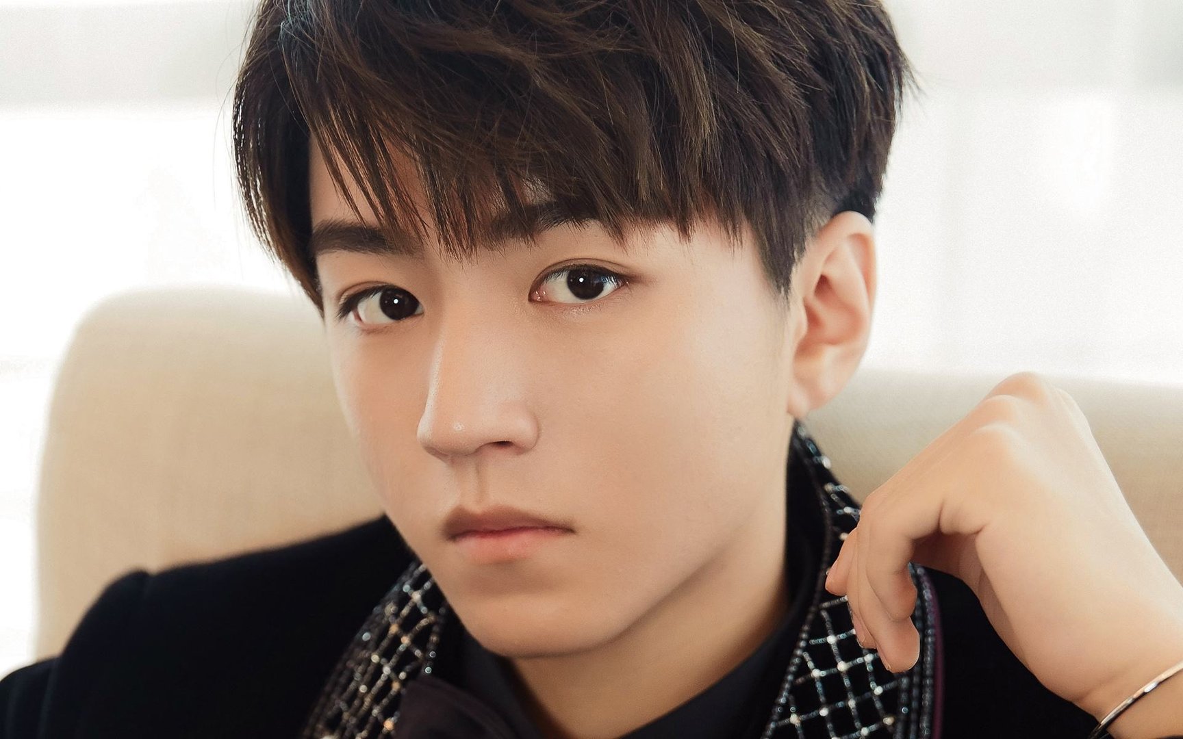 王俊凯和董子健在海边相处好浪漫，他们为什么会一起旅行？