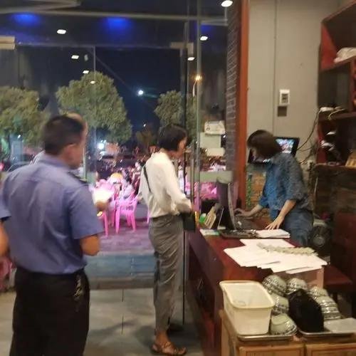 重庆一物业悄悄帮烧烤店打扫卫生,为何物业要出手相助呢?