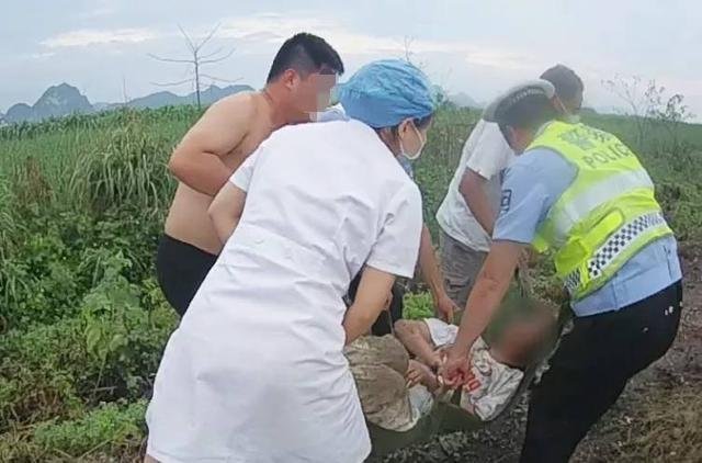 广西一男子光膀子连救3人，却当场自责抹泪，到底发生了什么？