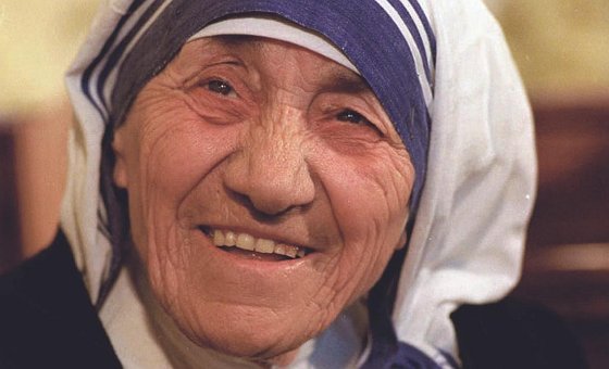 特蕾莎修女到底做了什么，让人评为一个精明的骗子，伪善的表演艺术家？