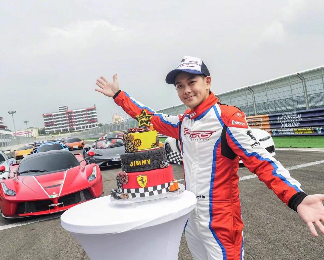 林志颖带三个儿子草坪踢足球，他们家的家庭氛围有多令人羡慕？