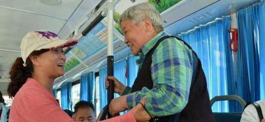 坐公交车遇见老年人,但是自己也很累,可以不让座吗?