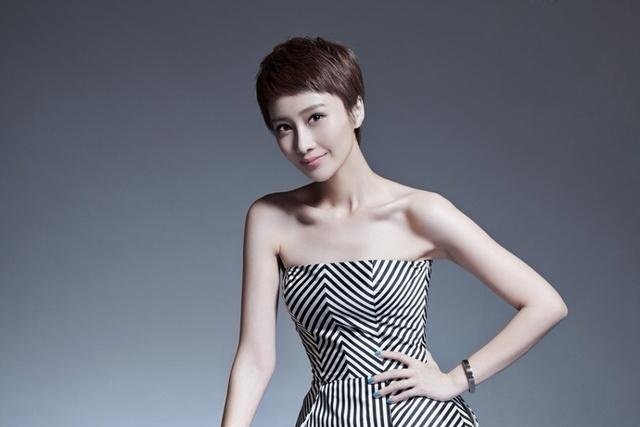 34岁演员肖涵官宣二胎,牵宝宝手幸福满满,她的老公有何背景?