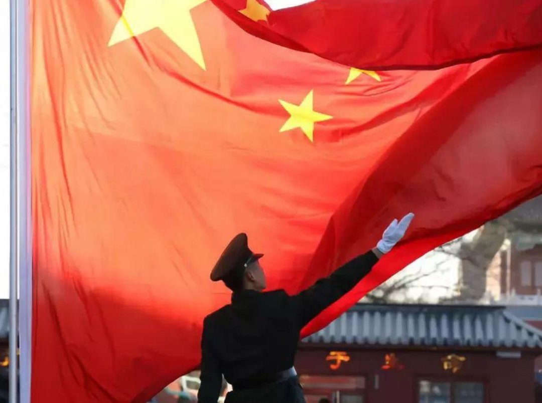 四川一小男孩把比自己大一圈的国旗扶正摆好，他的身上有哪些闪光点？