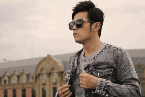 “手牵手一步两步三步四步望着天”是哪首歌？