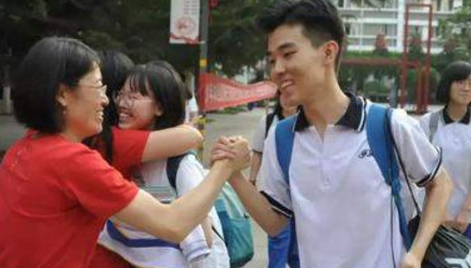 送考家长不宜穿的颜色