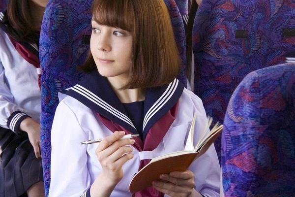 公交车上，一个女的蹲下捡笔其余的人头都被削掉了，这部日本恐怖电影的名称是？