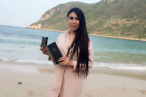 10万吸莫露露那人是谁 当众撩衣还笑嘻嘻太没下限