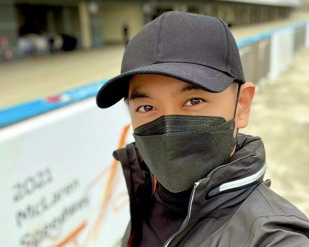 林志颖带三个儿子草坪踢足球，他们家的家庭氛围有多令人羡慕？