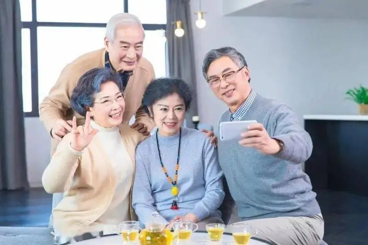 抱团养老实验暂停2年，这种养老方式能减轻年轻人的养老负担吗？