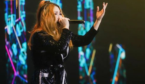 请你为我再将双手舞动是什么歌