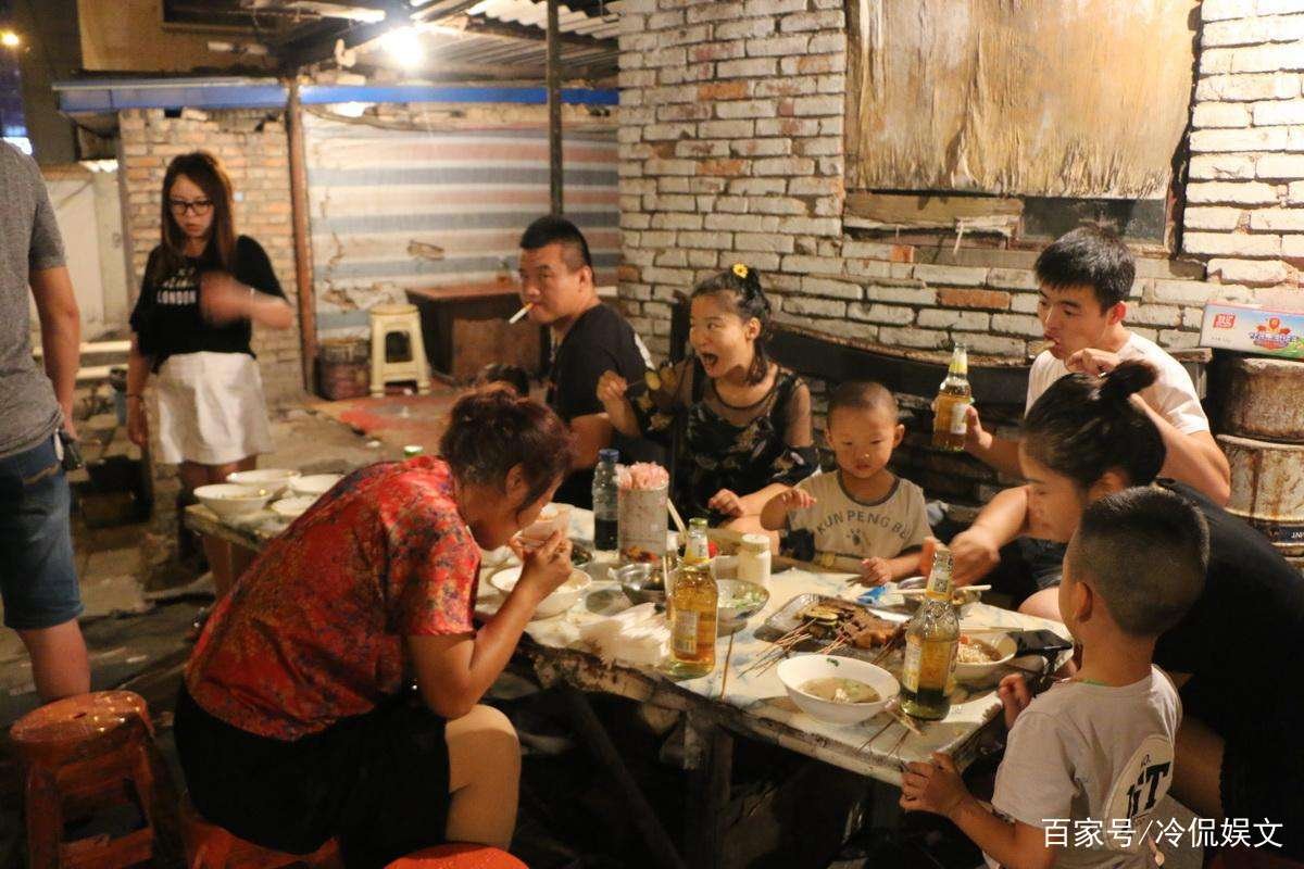 目击者称老板与打人者坐一桌吃饭，老板与与打人者究竟是什么关系？