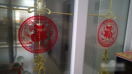 窗花怎么贴在玻璃上面?