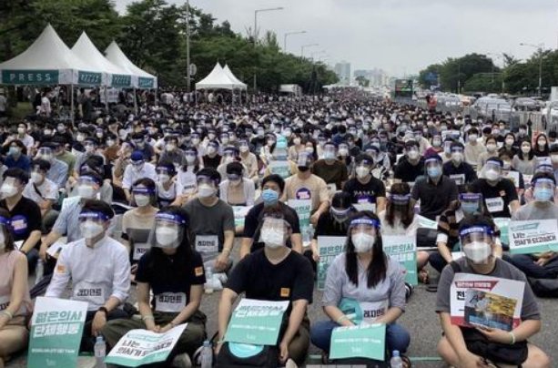 韩国数万名医生罢工，目前政府采取了什么措施？